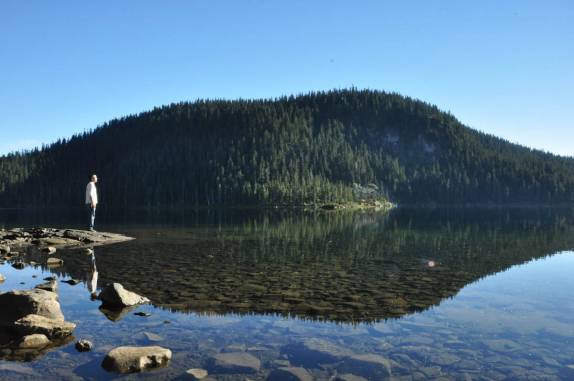Admirando um dos muitos lagos do Forbidden Plateau, a parte alta do Strathcona Provincial Park, em Vancouver Island, oeste do Canadá